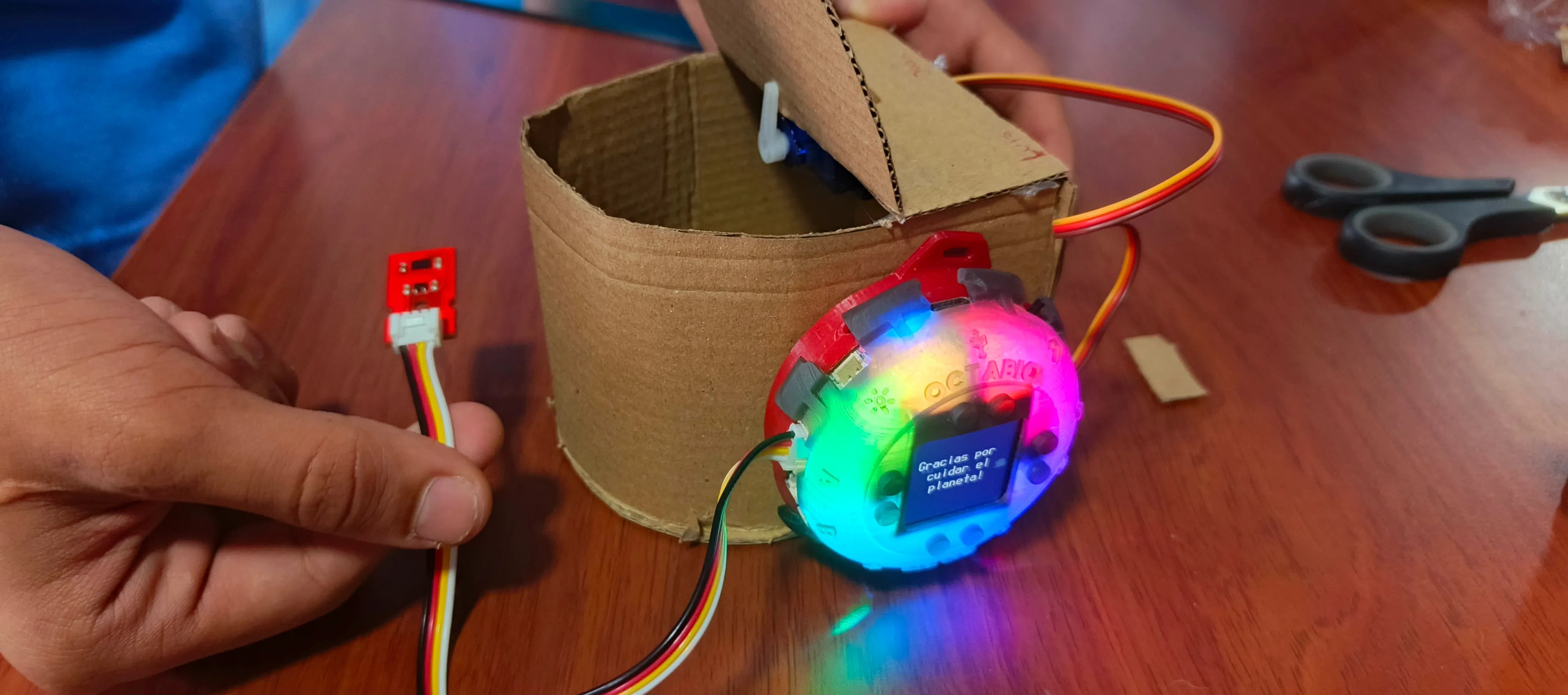 Cesto inteligente con materiales reciclables